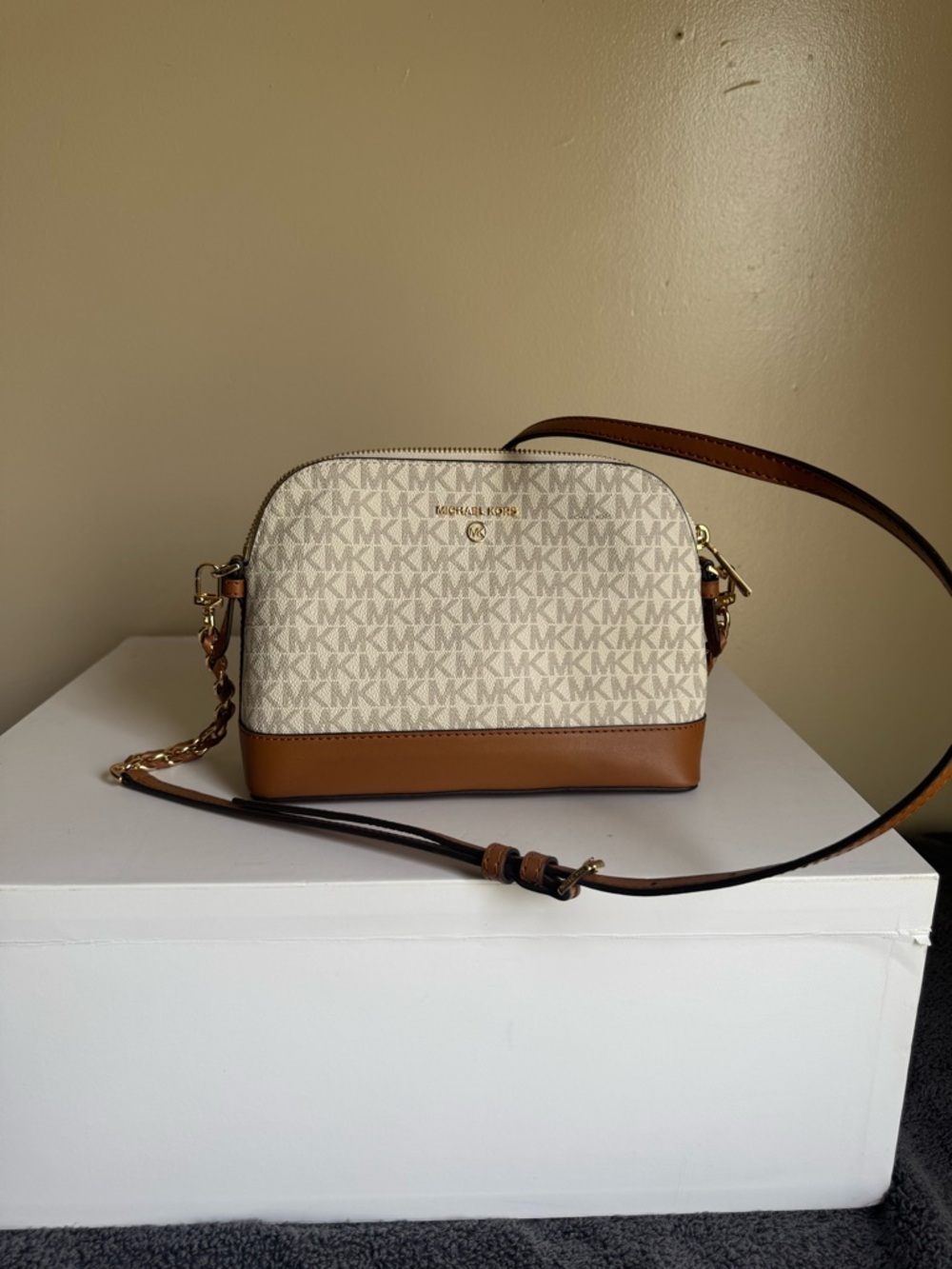 Michael Kors Jet Set Logo Dome Vanilla Crossbody Bag